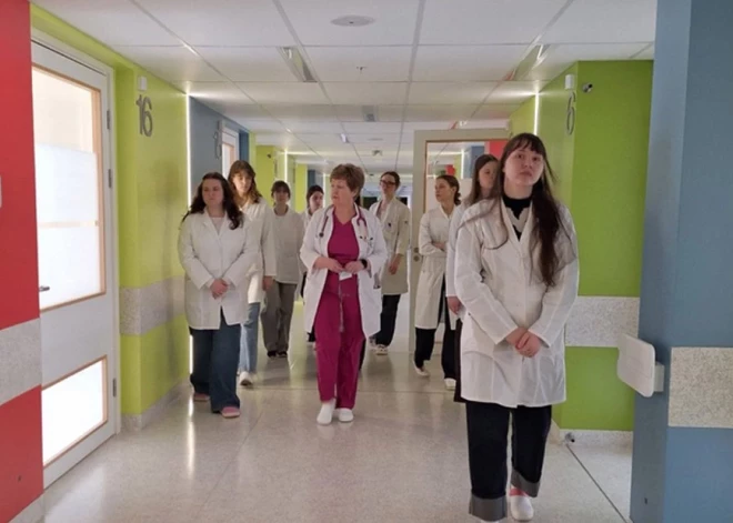 Topošie ārsti viesojas Liepājas slimnīcā, izvērtējot rezidentūras iespējas