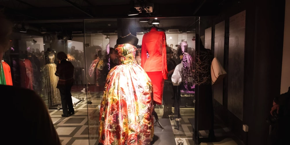 Modes muzejā apskatāma izstāde “Slavenību tērpi” – izstāde, kas vienlaikus ir gan Modes muzeja 10 gadu jubilejas ieskandināšana, gan arī veltījums 10 gadus ilgam darbam pie muzeja krājuma veidošanas. 