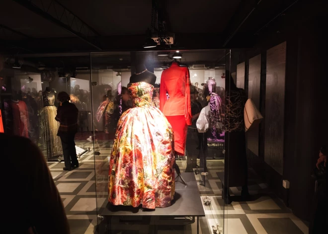 Modes muzejā apskatāma izstāde “Slavenību tērpi” – izstāde, kas vienlaikus ir gan Modes muzeja 10 gadu jubilejas ieskandināšana, gan arī veltījums 10 gadus ilgam darbam pie muzeja krājuma veidošanas. 