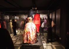 FOTO: Modes muzejā atklāta izstāde "Slavenību tērpi" – apskati zvaigžņu stilu