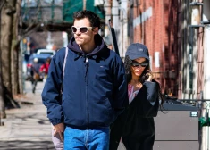 Gredzens pirkstā! Parādījušās runas par Harija Stailsa un Zojas Kravicas saderināšanos