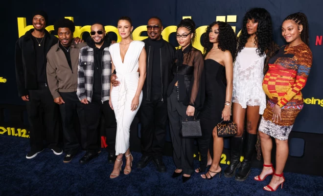 Edijs Mērfijs ar sievu Peidžu Bučeri un saviem bērniem filmas “Being Eddie” pirmizrādes vakarā 2025. gada 12. novembrī. No kreisās: Mailzs, Kristians, Ēriks, Peidža Bučere, Edijs Mērfijs, Bella, Šeina, Zola un Bria.