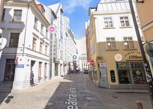 В Старой Риге молодая женщина выпала из окна четвертого этажа и оказалась в тяжелом состоянии.