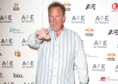 Miris iemīļotā televīzijas šova "Noliktavu kari" zvaigzne Darels Šīts