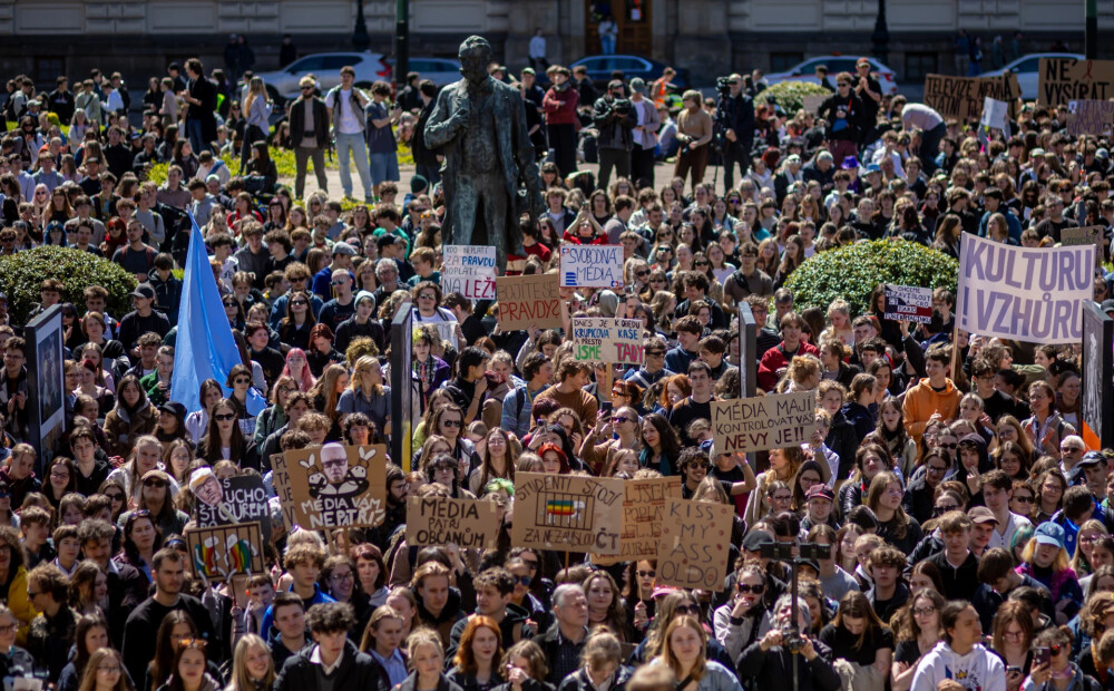 Tūkstošiem studenti Čehijā protestē pret valdības plānu pārskatīt sabiedrisko mediju finansēšanu