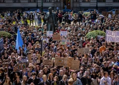 Tūkstošiem studenti Čehijā protestē pret valdības plānu pārskatīt sabiedrisko mediju finansēšanu