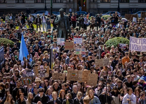 Čehijā studenti protestē pret valdības plānu pārskatīt sabiedrisko mediju finansēšanu. 