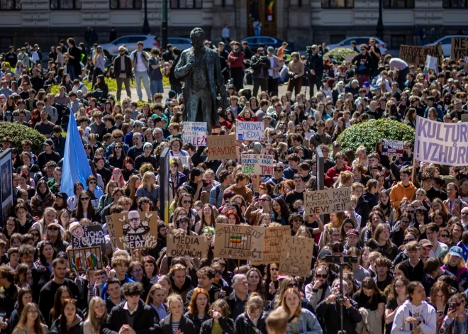 Tūkstošiem studenti Čehijā protestē pret valdības plānu pārskatīt sabiedrisko mediju finansēšanu