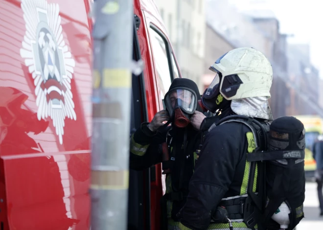 Piecstāvu dzīvojamā mājā Rīgas centrā izcēlies ugunsgrēks, apgrūtināta satiksme Elizabetes ielas posmā