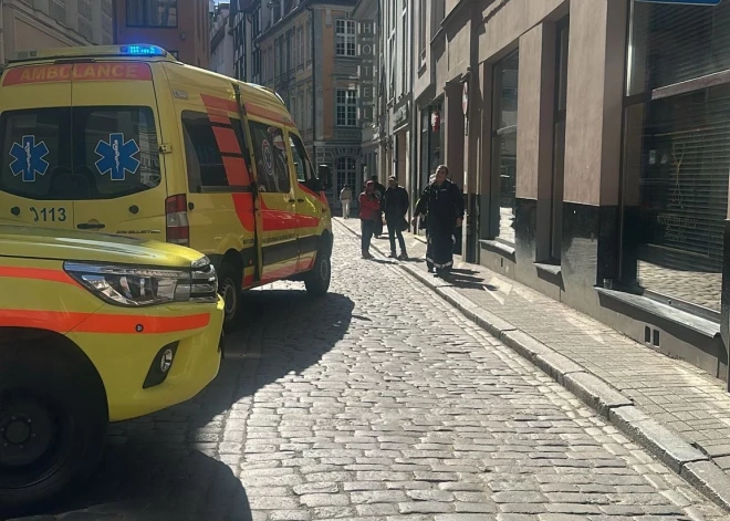 Vecrīgā no ceturtā stāva loga izkritusi jauna sieviete; aculiecinieki dalās ar notikušā detaļām. VIDEO