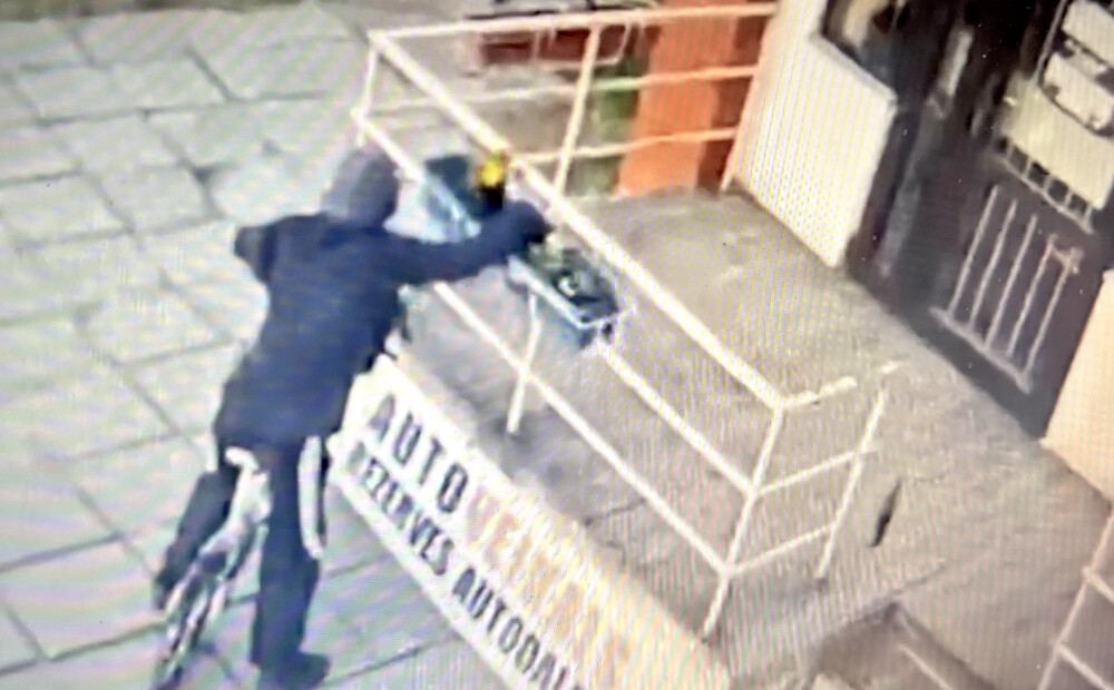 Nakts aizsegā un ar kapuci galvā - pie Ķengaraga veikala jau atkal uzdarbojies ziedu zaglis. VIDEO