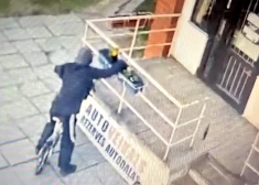 Nakts aizsegā un ar kapuci galvā - pie Ķengaraga veikala jau atkal uzdarbojies ziedu zaglis. VIDEO
