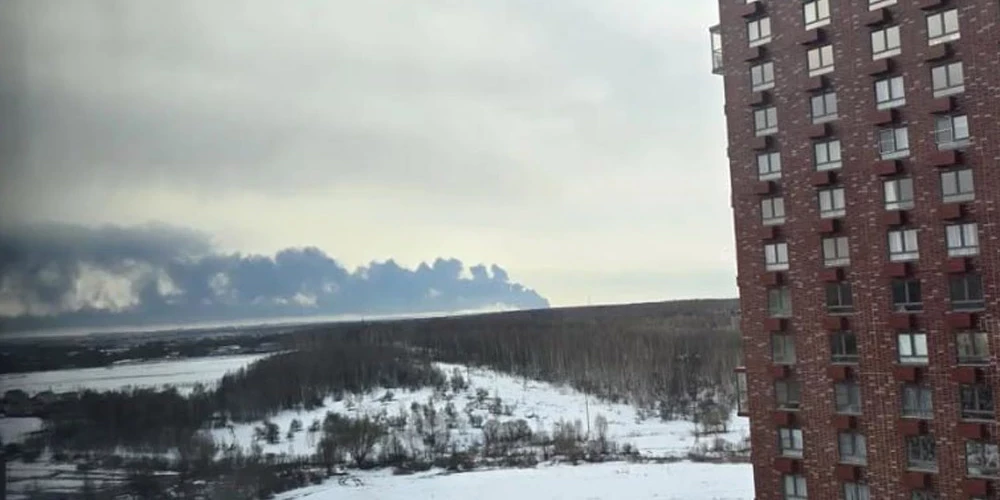 Pie Gorkijas naftas sūknēšanas stacijas izcēlies ugunsgrēks, debesīs paceļoties milzīgam melnu dūmu mākonim.