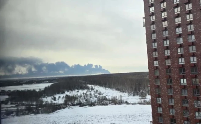 Pie Gorkijas naftas sūknēšanas stacijas izcēlies ugunsgrēks, debesīs paceļoties milzīgam melnu dūmu mākonim.