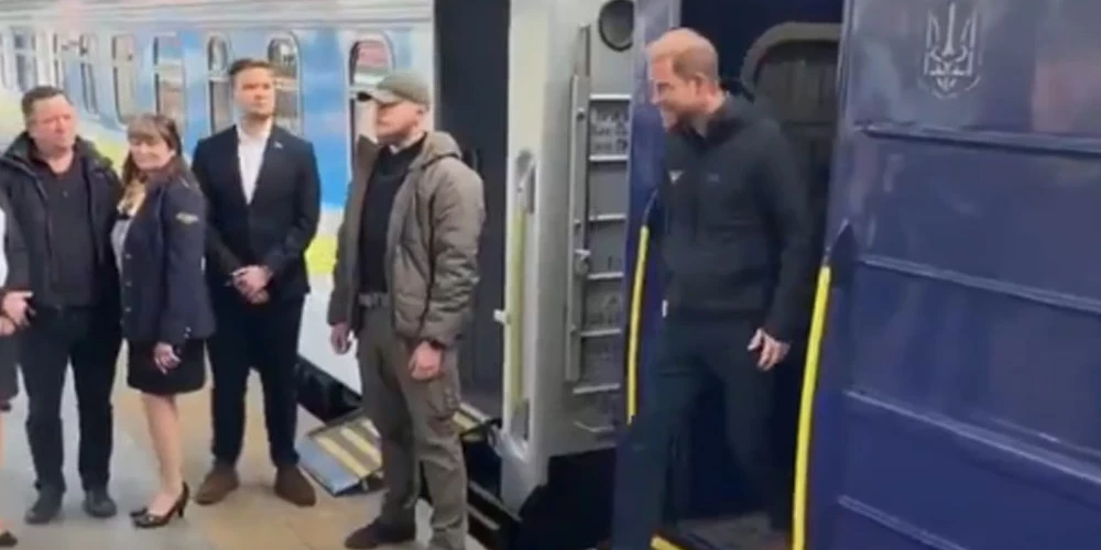 Princis Harijs izkāpj no vilciena Kijivā.