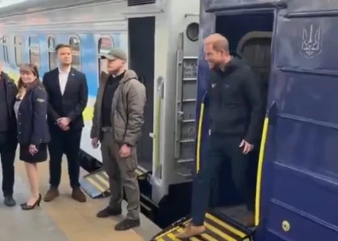 Princis Harijs izkāpj no vilciena Kijivā.