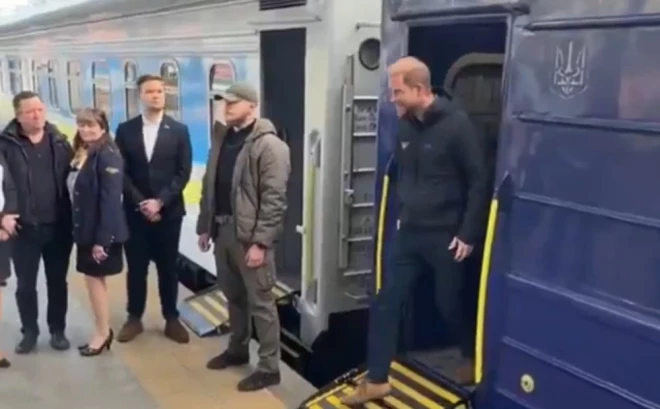 Princis Harijs izkāpj no vilciena Kijivā.