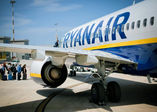 "Ryanair" pasažieriem, kuri vēlas nodot bagāžu, būs jāierodas lidostā agrāk