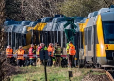 Dānijā frontāli sadūrušies divi vilcieni - četru cilvēku stāvoklis ir kritisks. FOTO