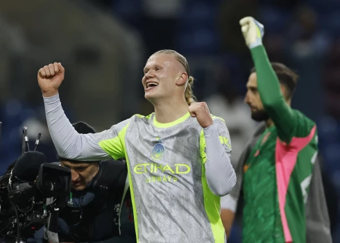 Ērlings Brauts-Holanns priecājas par panākumu.