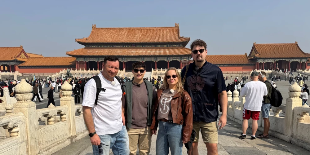 Lai vaigā skatītu visu, sākot no Šanhajas debesskrāpju žilbinošā mirdzuma līdz pat senu kalnu tempļu meditatīvajam mieram, ceļā dosies spilgta kompānija: mūziķis Valters Pūce, garšu vizionārs un šefpavārs Māris Jansons, kā arī divas šarmantas dziedātājas - Dināra Rudāne un Emilija Bērziņa.