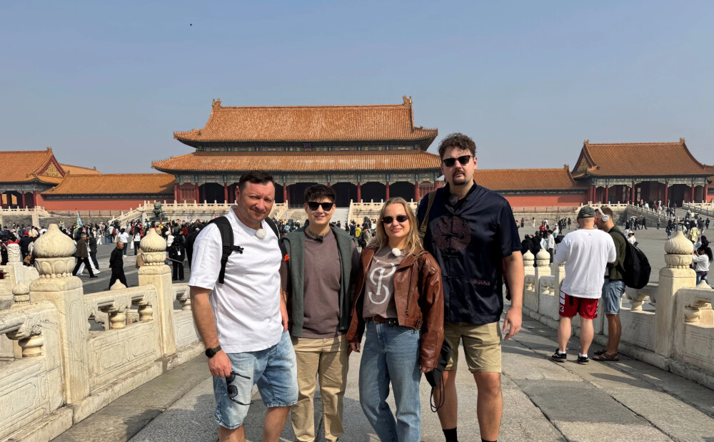 Pazuduši koferi, gaiļa galva zupā un traukšanās ar 400 km/h: šovs 