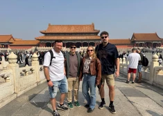 Pazuduši koferi, gaiļa galva zupā un traukšanās ar 400 km/h: šovs "Četri uz koferiem" iekaro neprognozējamo Ķīnu