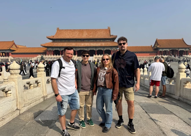 Pazuduši koferi, gaiļa galva zupā un traukšanās ar 400 km/h: šovs "Četri uz koferiem" iekaro neprognozējamo Ķīnu