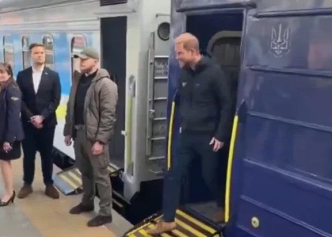 ВИДЕО: принц Гарри неожиданно прибыл в Киев ночным поездом из Польши