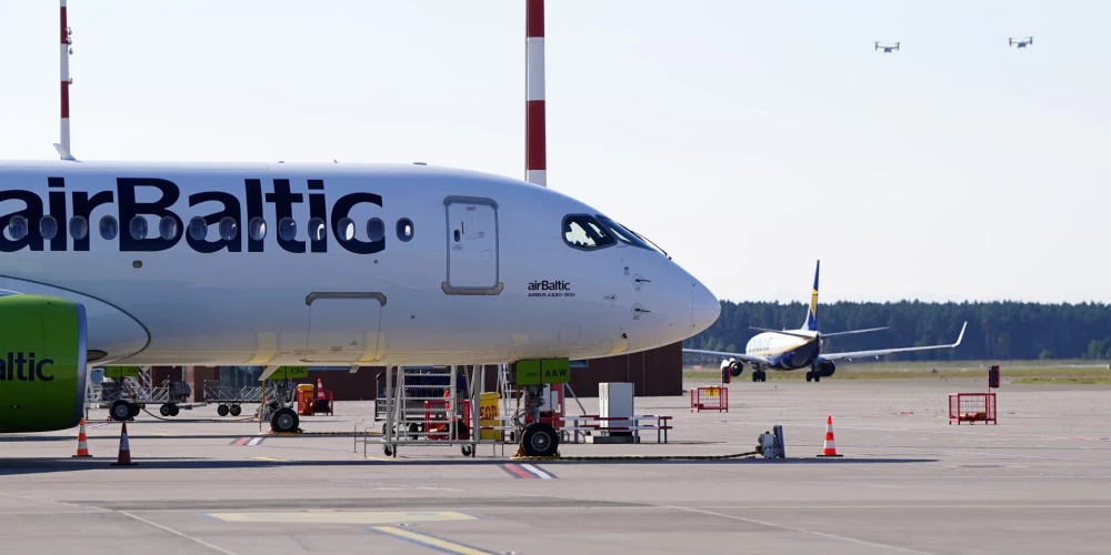 "airBaltic" lidmašīna Starpautiskās lidostas "Rīga" lidlaukā.