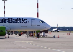 "airBaltic" lidmašīna Starpautiskās lidostas "Rīga" lidlaukā.