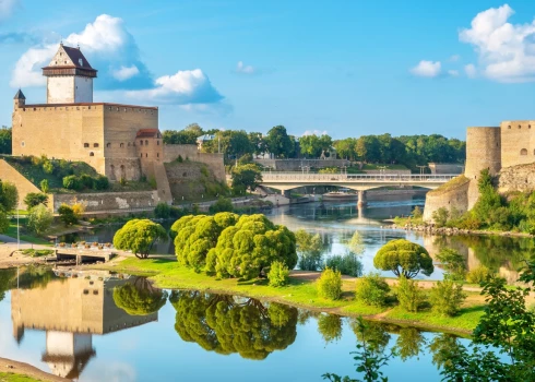 “Sabiedrībai svarīga ir informācijas higiēna: neizplatiet šādu saturu, lai tas nekļūtu pieejamāks; tā vietā ziņojiet platformai un, pirms dalīties ar informāciju, padomājiet, vai jūsu rīcība nenāks par labu Lietuvas pretiniekiem,” norāda speciālisti. (Foto: Shutterstock)