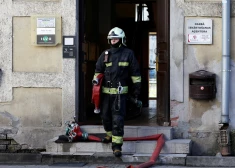 Ugunsgrēka likvidēšanas darbi daudzīvokļu ēkā Kļavu ielā.