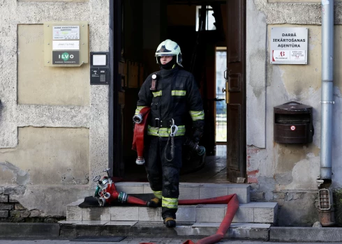 Ugunsgrēka likvidēšanas darbi daudzīvokļu ēkā Kļavu ielā.