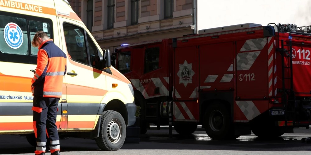 Ugunsgrēka likvidēšanas darbi daudzīvokļu ēkā Kļavu ielā.