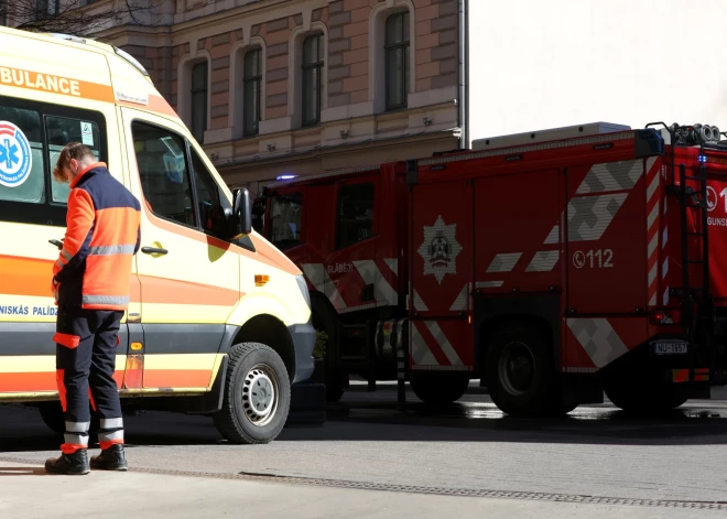 Ugunsgrēka likvidēšanas darbi daudzīvokļu ēkā Kļavu ielā.