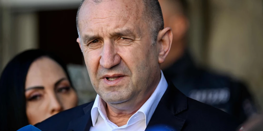 Bulgārijas parlamenta vēlēšanās negaidīti pārliecinoši uzvarēja prokrieviski noskaņotā bijušā prezidenta Rumena Radeva izveidotā kreiso partiju koalīcija "Progresīvā Bulgārija".