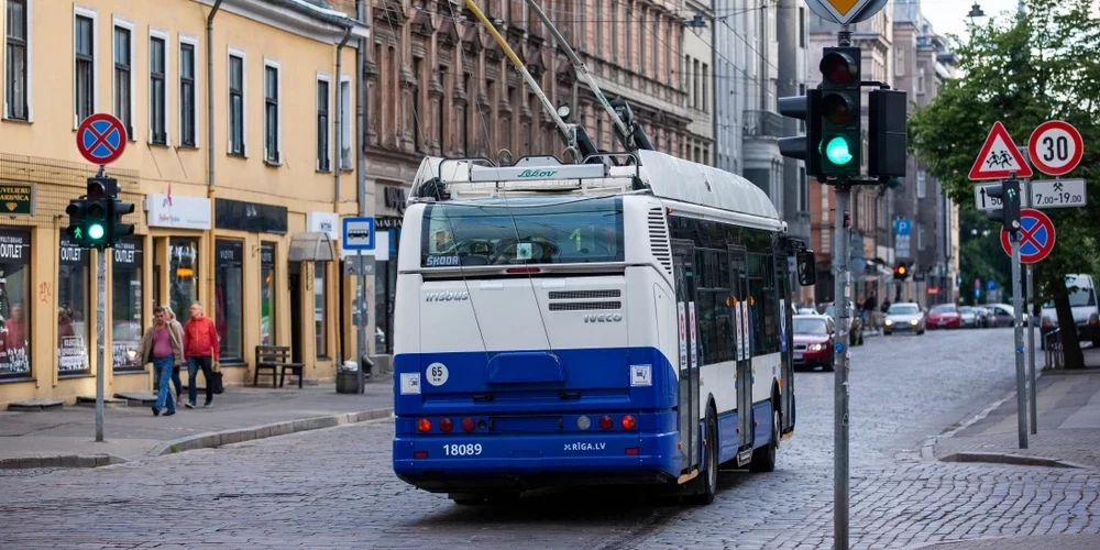 Неприятная ситуация - ты пришел на остановку, а твой троллейбус ушел из под носа.