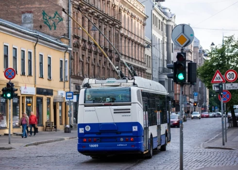 Неприятная ситуация - ты пришел на остановку, а твой троллейбус ушел из под носа.