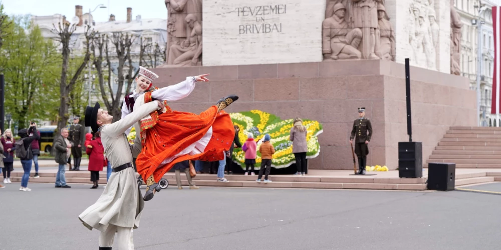 Gan ar svinīgām parādēm un jestrām ballēm, gan sportiskām aktivitātēm un pasākumiem ģimenēm visos Latvijas novados maija pirmajās četrās dienās svinēs Brīvības svētkus.