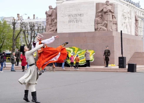 Gan ar svinīgām parādēm un jestrām ballēm, gan sportiskām aktivitātēm un pasākumiem ģimenēm visos Latvijas novados maija pirmajās četrās dienās svinēs Brīvības svētkus.