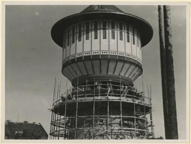 В 1937 году по проекту архитектора Павуланса водонапорную башню повысили примерно на 7,5 метра.