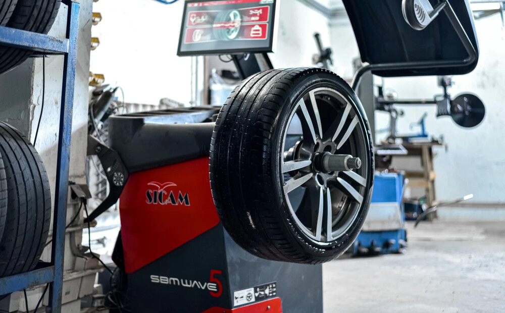 Kāpēc kvalitatīva riepu maiņa Rīgā nav lēts pakalpojums: caurspīdīgs izmaksu skaidrojums