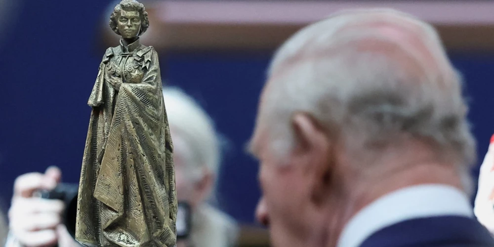 Elizabetes II 100. dzimšanas dienā atklāts pieminekļa dizains, kas veltīts visu laiku ilgāk valdījušajai karalienei. To Britu muzejā aplūkoja arī karaliskā ģimene. Pieminekļa oriģināls būs 7 metrus augsts.