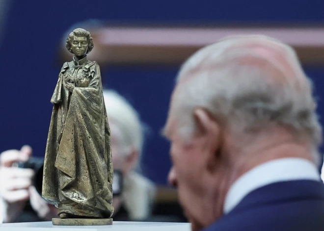 Elizabetes II 100. dzimšanas dienā atklāts pieminekļa dizains, kas veltīts visu laiku ilgāk valdījušajai karalienei. To Britu muzejā aplūkoja arī karaliskā ģimene. Pieminekļa oriģināls būs 7 metrus augsts.