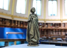 Elizabetes II 100. dzimšanas dienā atklāts pieminekļa dizains, kas veltīts visu laiku ilgāk valdījušajai karalienei. To Britu muzejā aplūkoja arī karaliskā ģimene. Memoriāla oriģināls būs 7 metrus augsts.