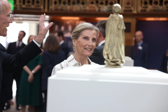 Edinburgas hercogiene Sofija paziņoja: “Tā ir skaista statuja. Tieši tā, kā viņa vēlētos, lai viņu atceras, kā jaunu sievieti.”