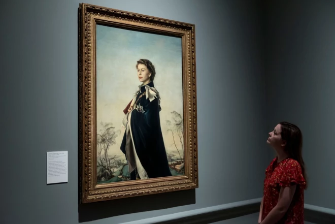 Mākslinieka Pjetro Anigoni 1955. gadā gleznotais karalienes Elizabetes II portrets, kas tagad ņemts par pamatu skulptūrai.