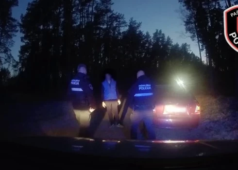 Pašvaldības policija netālu no Ulbrokas aptur nepilngadīgu šoferi bez tiesībām.