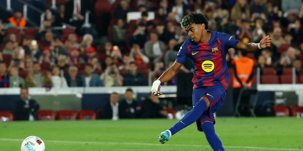 Lamins Jamals izpilda 11 metru soda sitienu, pēc kā pameta laukumu.